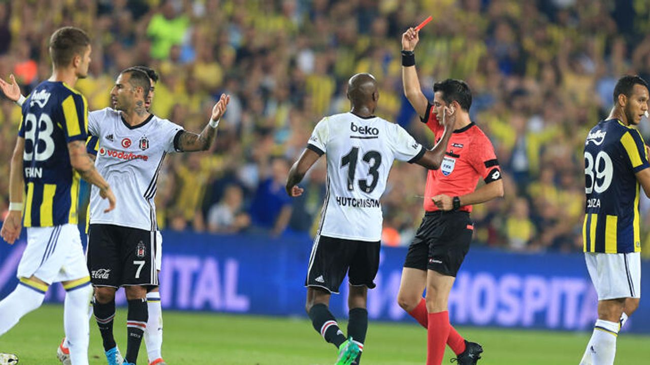 Beşiktaş - Fenerbahçe derbisinde kartlar havada uçuşuyor