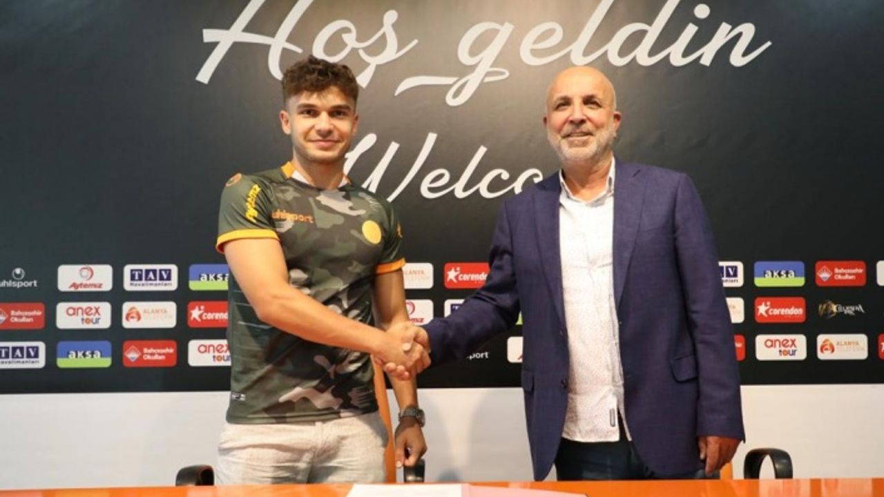 Beşiktaş'ın genç futbolcusu Ahmet Gülay imzayı attı - Duhuliye
