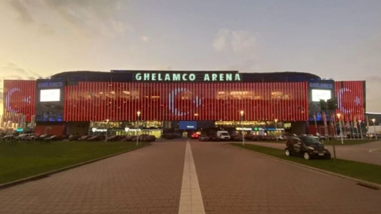 Ghelamco Arena Stadyumu Türk bayrağıyla ışıklandırıldı