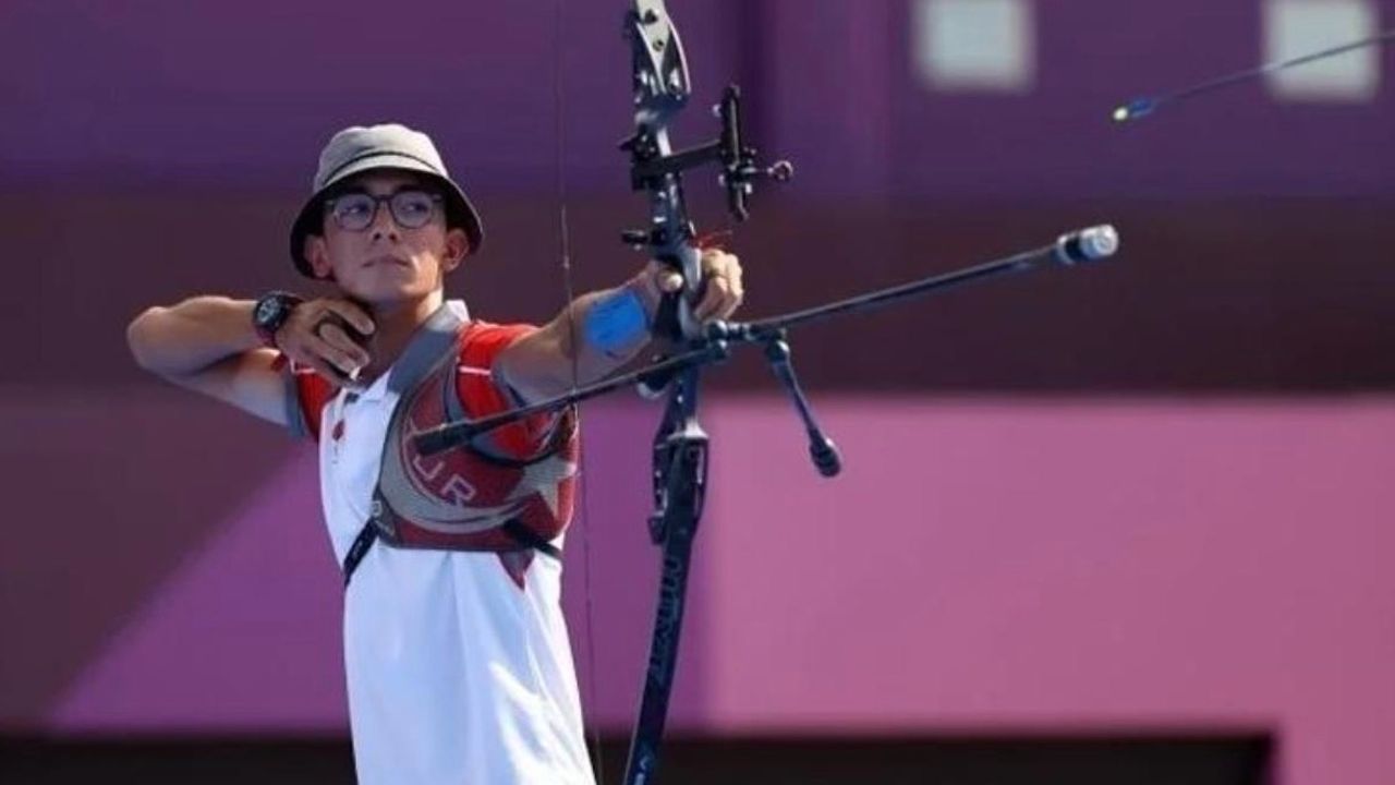 Milli Okçu Mete Gazoz, Olimpiyat Şampiyonluğu getiren okunu bağışlıyor