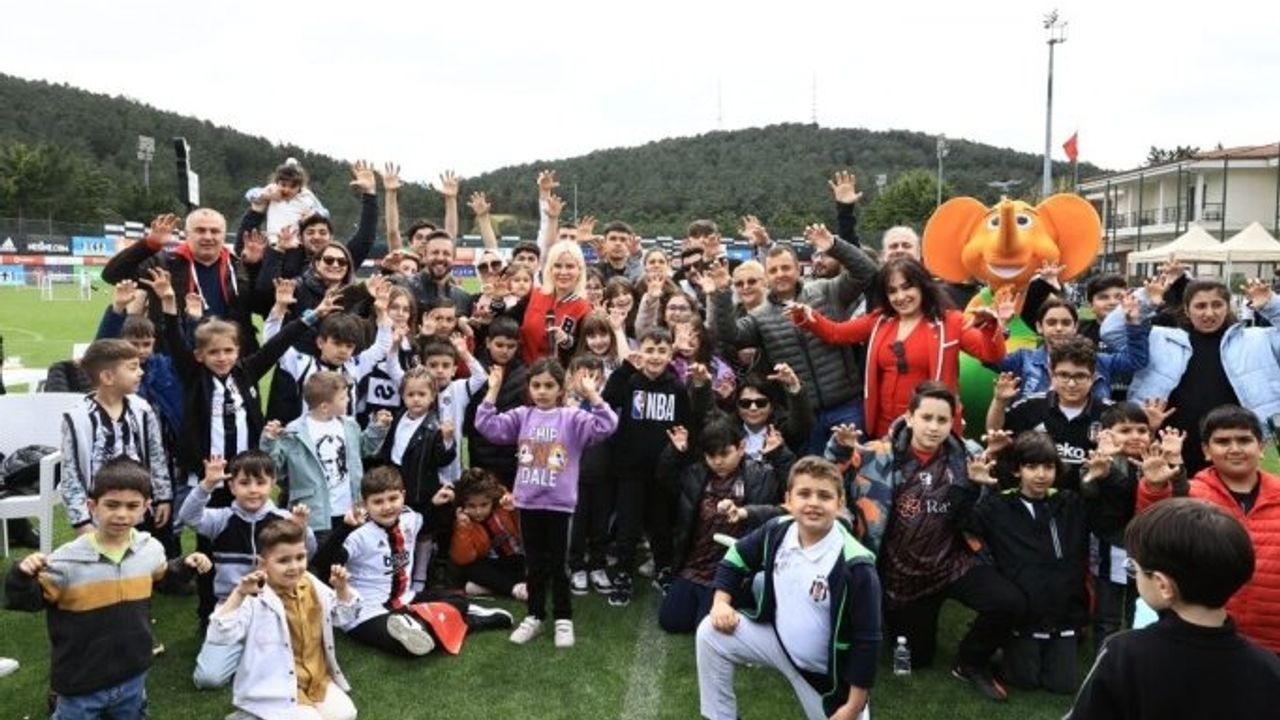Beşiktaş Futbol Takımı, 23 Nisan'da çocuklarla bir araya geldi