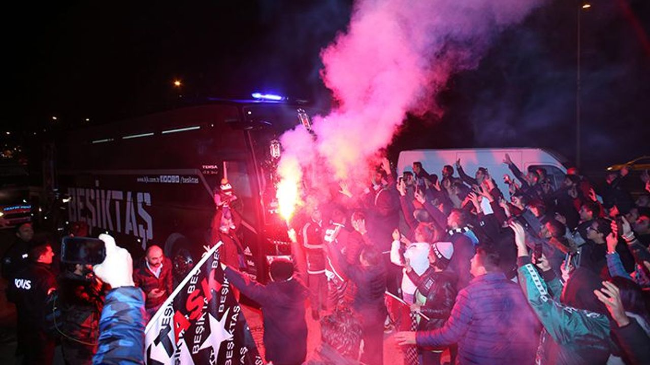 Beşiktaş taraftarı, siyah-beyazlı kafileyi Ümraniye'de karşıladı