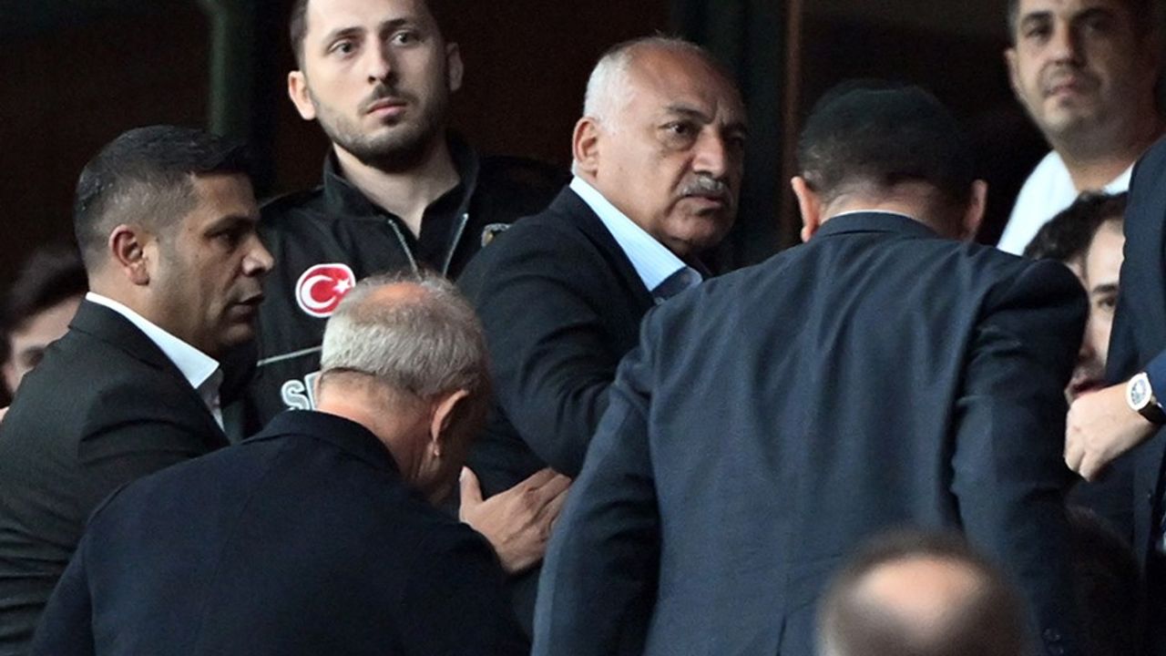 Ahmet Nur Çebi'den "parmak sallama" açıklaması