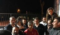 Süreyya Soner, Galatasaray galibiyetinin ardından Ümraniye'de taraftara üçlü çektirdi