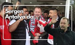 Sergen Yalçın Antalya'da çiçeklerle karşılandı.