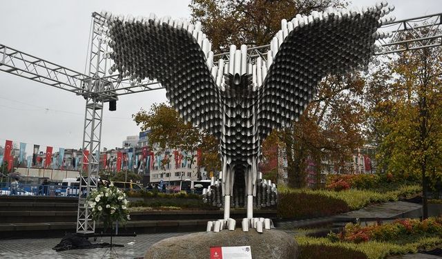 Beşiktaş Kulübü, İskele Meydanı'nda kartal heykeli açtı