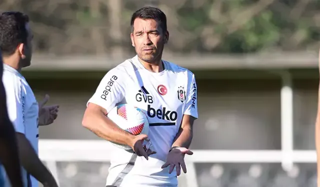 Van Bronckhorst yeni bir takım inşa ediyor