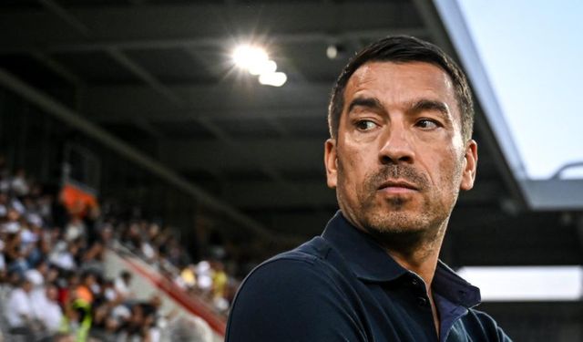 Van Bronckhorst'tan 11 ve transfer açıklaması!