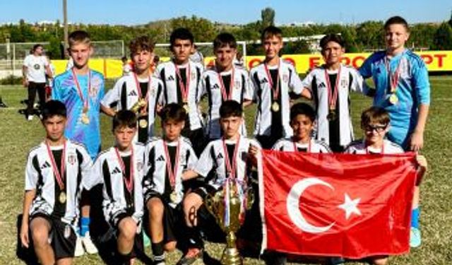 U-13 Futbol Akademi Takımı şampiyon