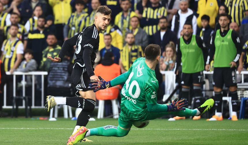Beşiktaş bu sezon 4 derbide 3 kez 10 kişi kaldı!