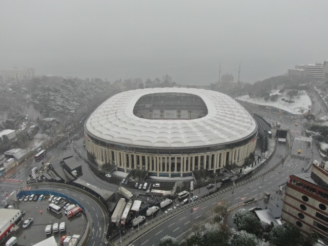 İstanbul’da etkili olan kar yağışı kentin birçok yerini beyaza bürürken, bu akşam oynanacak Beşiktaş-Galatasaray derbisi öncesi Vodafone Park’taki durum havadan görüntülendi. İstanbul’da etkisini sürdüren kar yağışı kentin birçok ilçesini beyaza bürürken, bu akşam Beşiktaş-Galatasaray derbisinin oynanacağı stattaki son durum done ile görüntülendi.Yılın ilk derbisine sahne olacak Vodafone Park’ın kardan etkilenmemesi için alttan ısıtmalar devreye sokulmuştu. Maça saatler kala drone ile çekilen görüntülerde alınan tedbir nedeniyle kar tutmadığı görüldü.