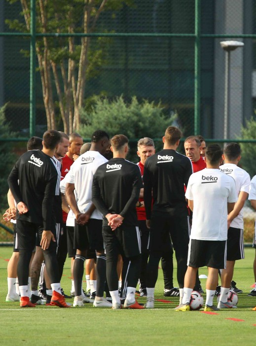Beşiktaş sezonun ilk idmanında sahaya indi. Abdullah Avcı, takımının başında ilk idmanını yaptırıyor. 