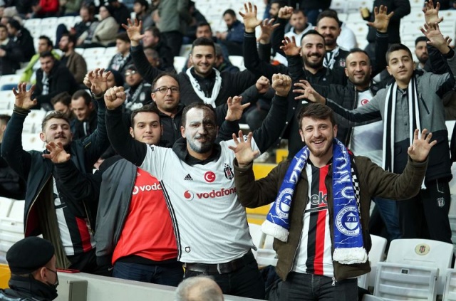 Çarşı&#039;nın geri döndüğü Antalyaspor maçında Beşiktaş tribünleri uzun bir aranın ardından büyük coşku yaşadı.